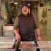 Il 64enne Peppino Antonacci, proprietario della "Pescheria del popolo" in viale Japigia: lui attira i clienti cantando a squarciagola canzoni di successo, rivisitate in chiave ittica